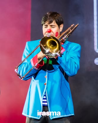 TRICICLO CIRCUS BAND, NARICES ROJAS QUE NO PARAN DE TOCAR 4 1T